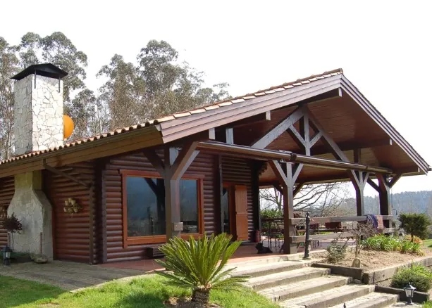 casas de madeira com varanda Modelo rústico compacto