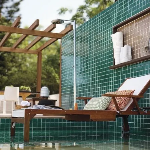 Área com ducha e espreguiçadeira