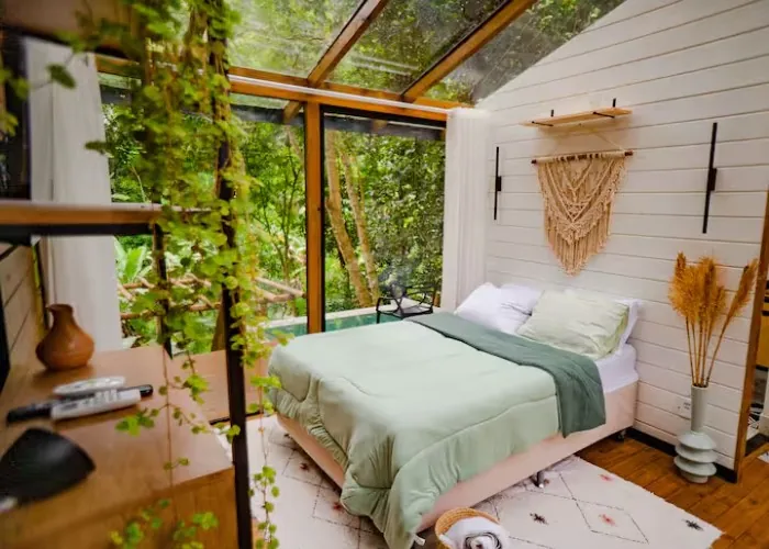 Cabana simples com parede de vidro