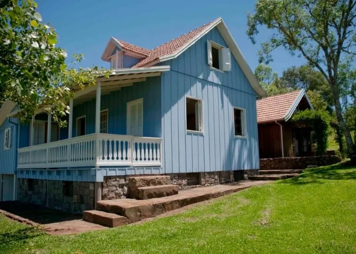 Casa azul antiga de madeira 