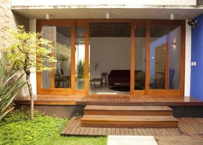 Casa compacta com janelas e deck de madeira