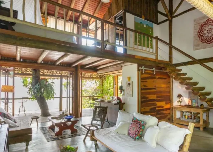 Casa rústica com Eucalipto e vidro