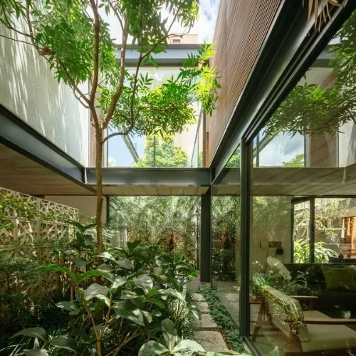 Casa com vidro e jardim interno