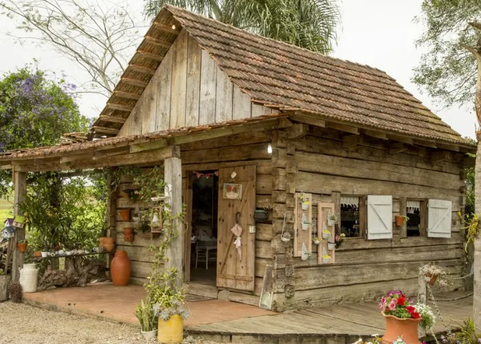 Casa velha antiga de madeira