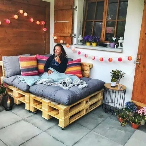 Mini lounge com pallets e almofadas