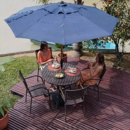 área de lazer Deck de madeira com ombrelone