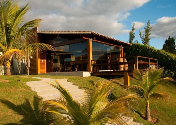 casa de madeira com vidro de frente