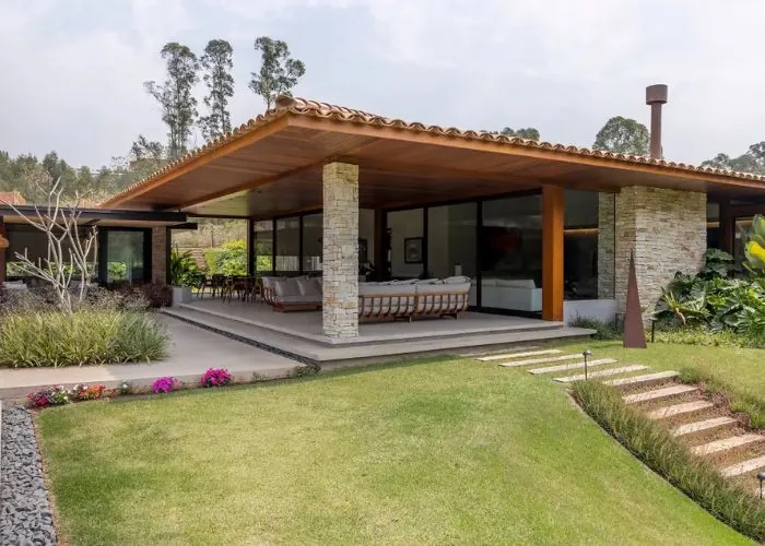 casa de madeira com vidro e varanda