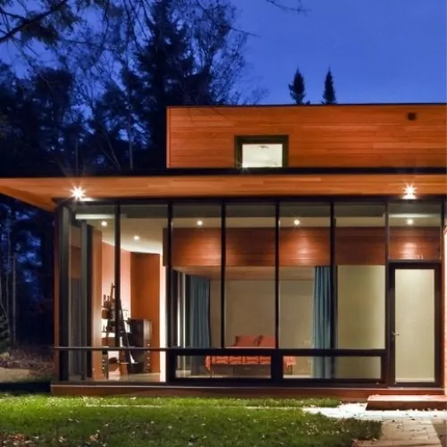 casa minimalista com vidro espelhado na fachada