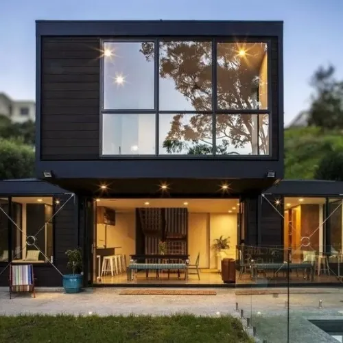 casa minimalista com vidro espelhado na fachada