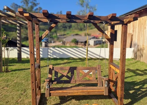 pergolado de madeira com balanço