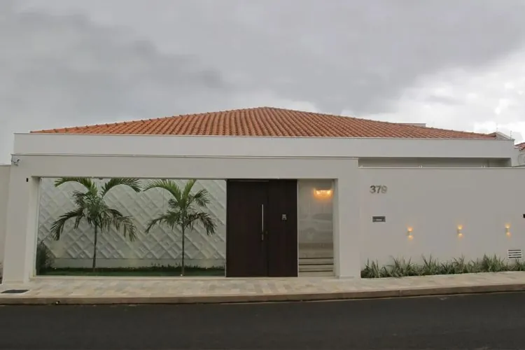 Fachada de muro moderno com eiluminação