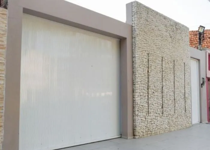 muro simples com detalhes em pedra