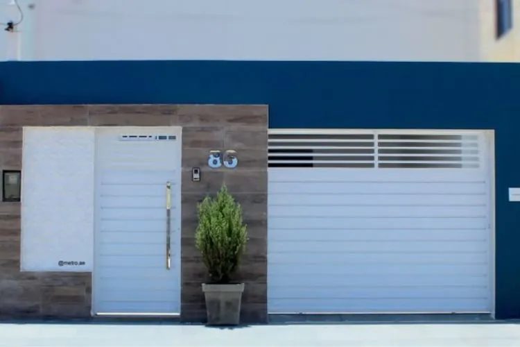 Fachada de muro com um portão