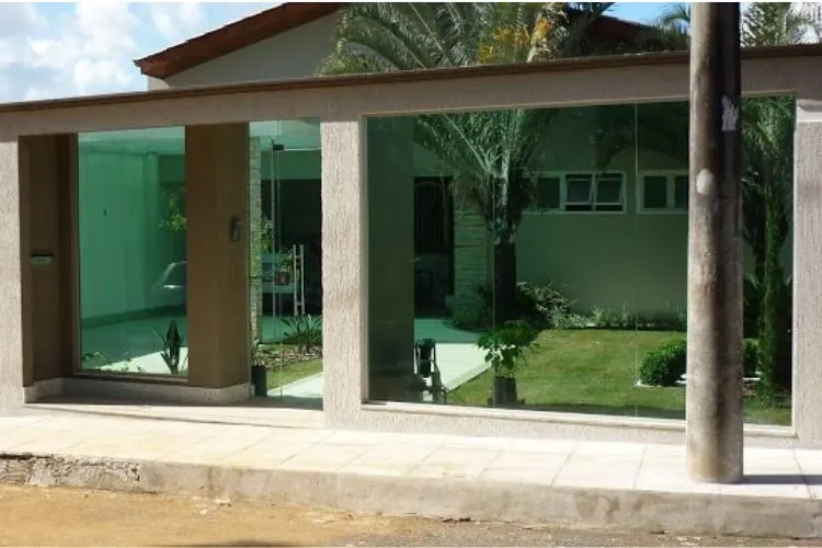 Fachada de muro moderno com vidro fosco