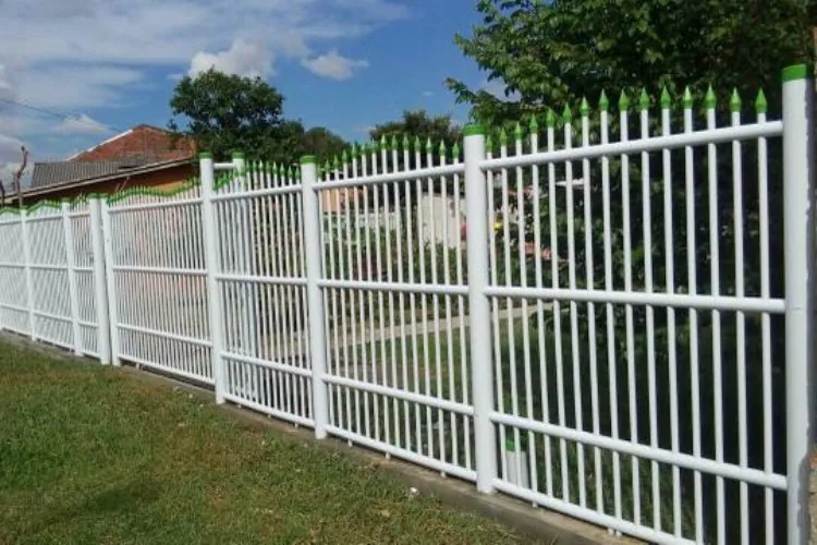 Muro com portão de ferro trabalhado