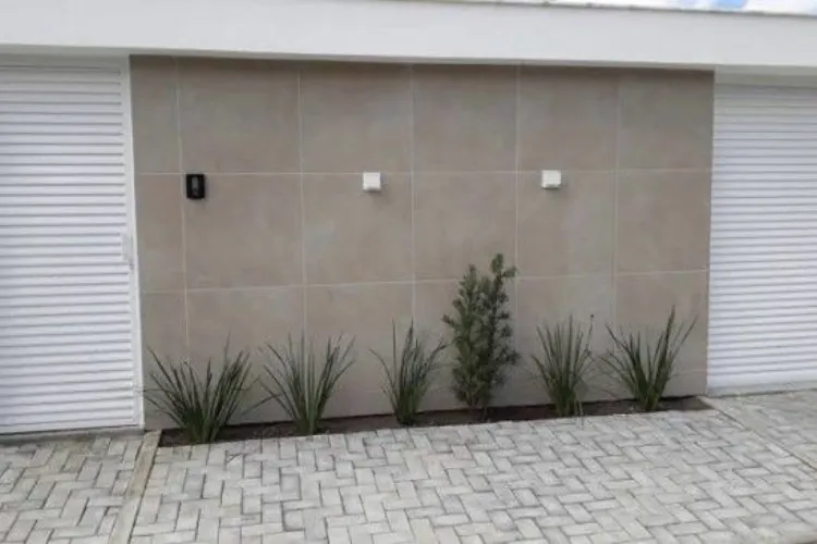 Muro com revestimento parcial de cerâmica